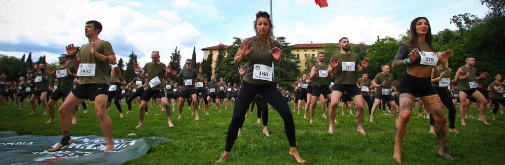Allenamento GDM all’aperto su un prato, centinaia di persone a piedi nudi